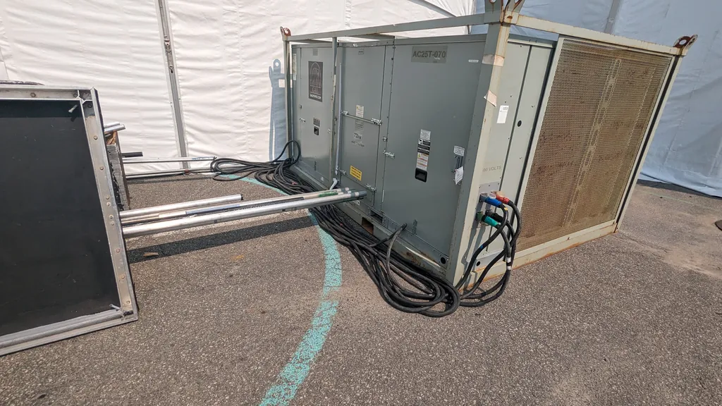 Panneau de distribution électrique et câbles d'alimentation sous chapiteau — Festival des arts de Saint-Sauveur (2023).