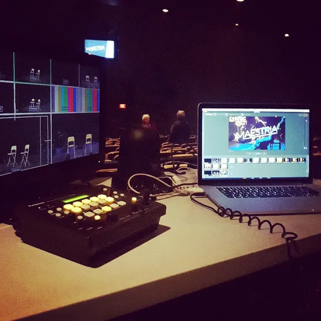 Poste de régie vidéo et lumière en salle — Théâtre des Deux Rives, Saint-Jean-sur-Richelieu (2017).